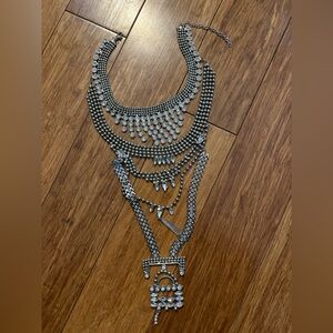 Pebby Forevee 	
OVERSHARE STATEMENT NECKLACE - SILVER